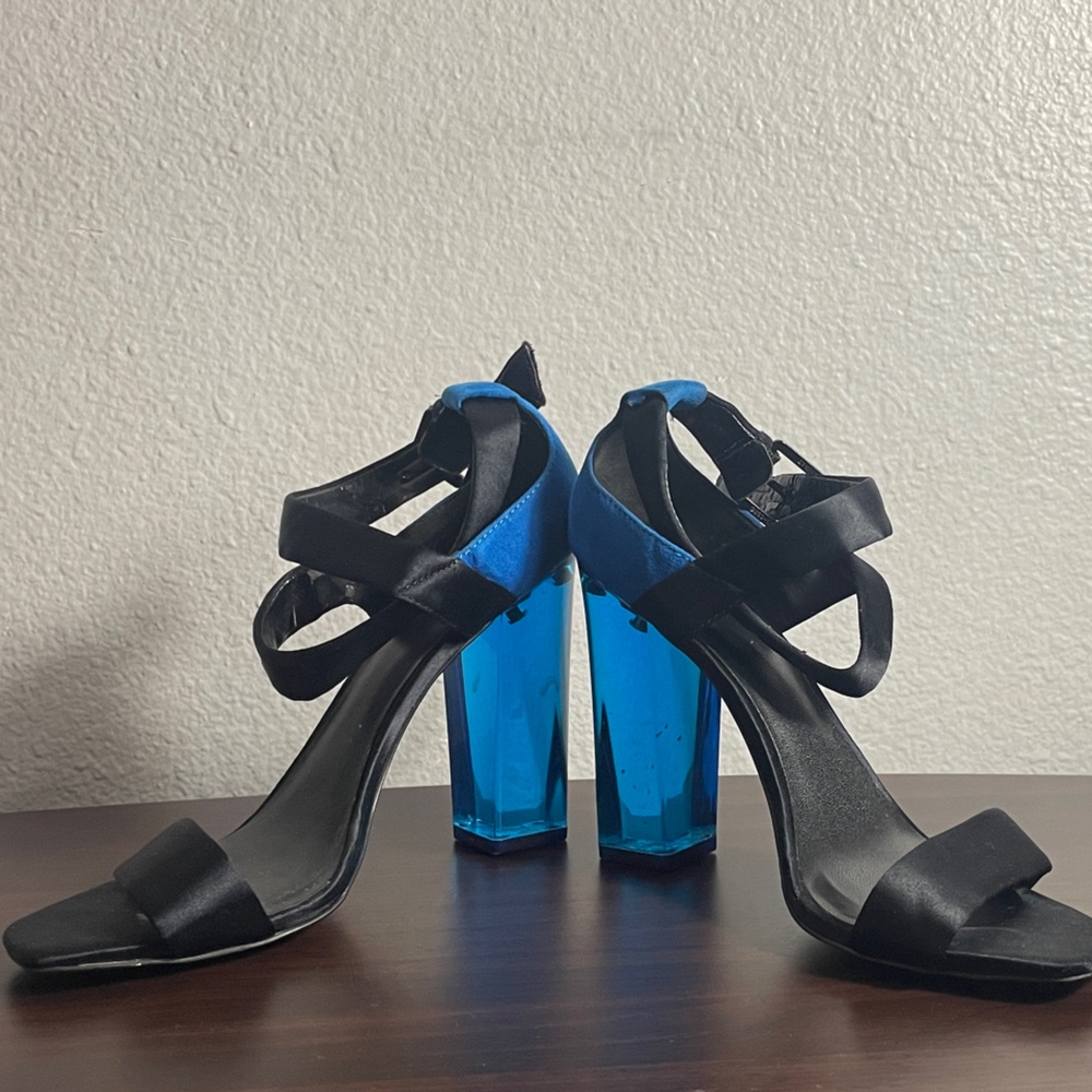 ✨LAST CHANCE ✨Aldo Black and Blue Heels